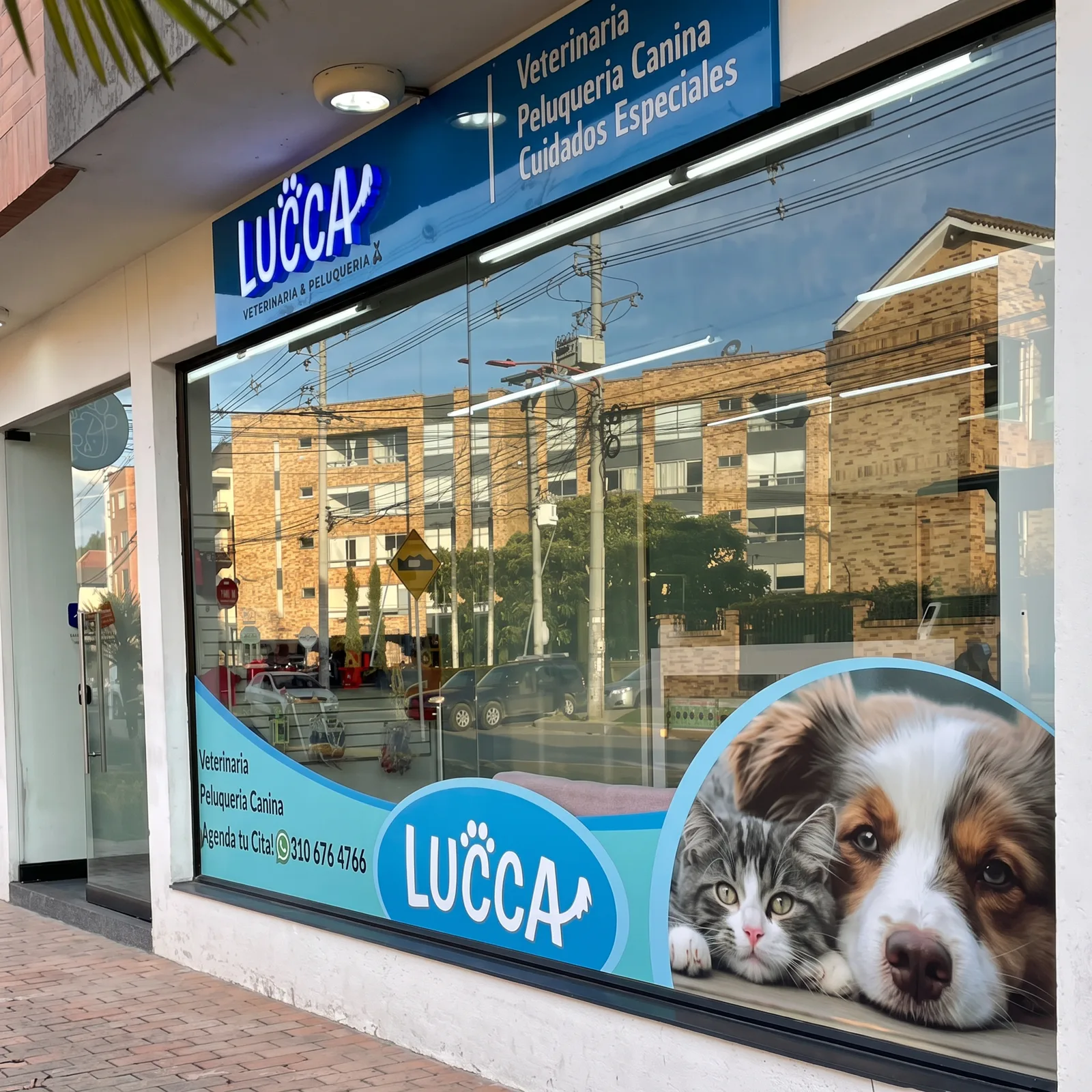 Vitrina de Lucca Veterinaria & Peluquería en Chía